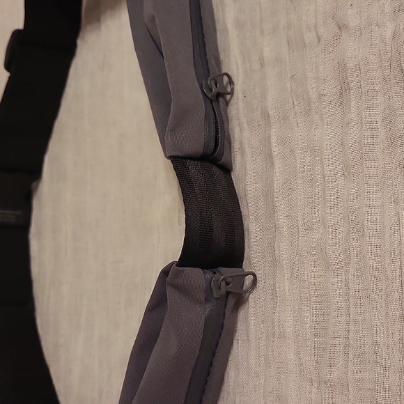 Sports belt for running or traveling grey and black - Picture 8 of 9